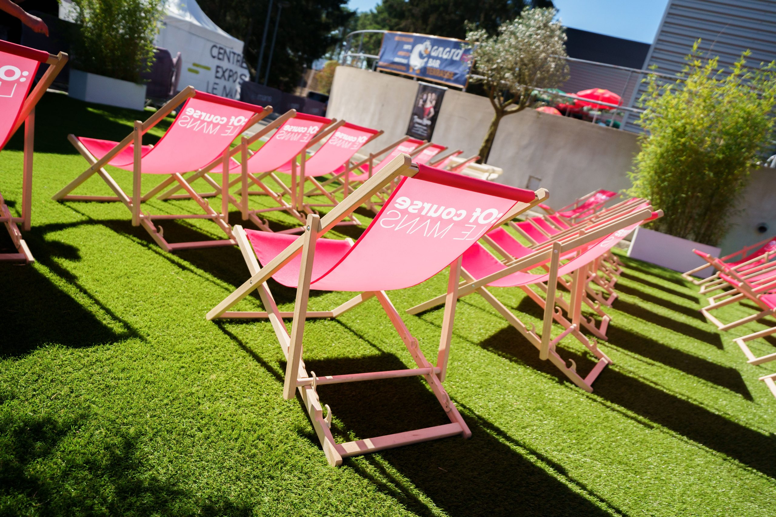Transate en bois et assise rouge