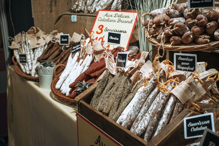 Mises en avant de saucisson artisanaux dans un stand