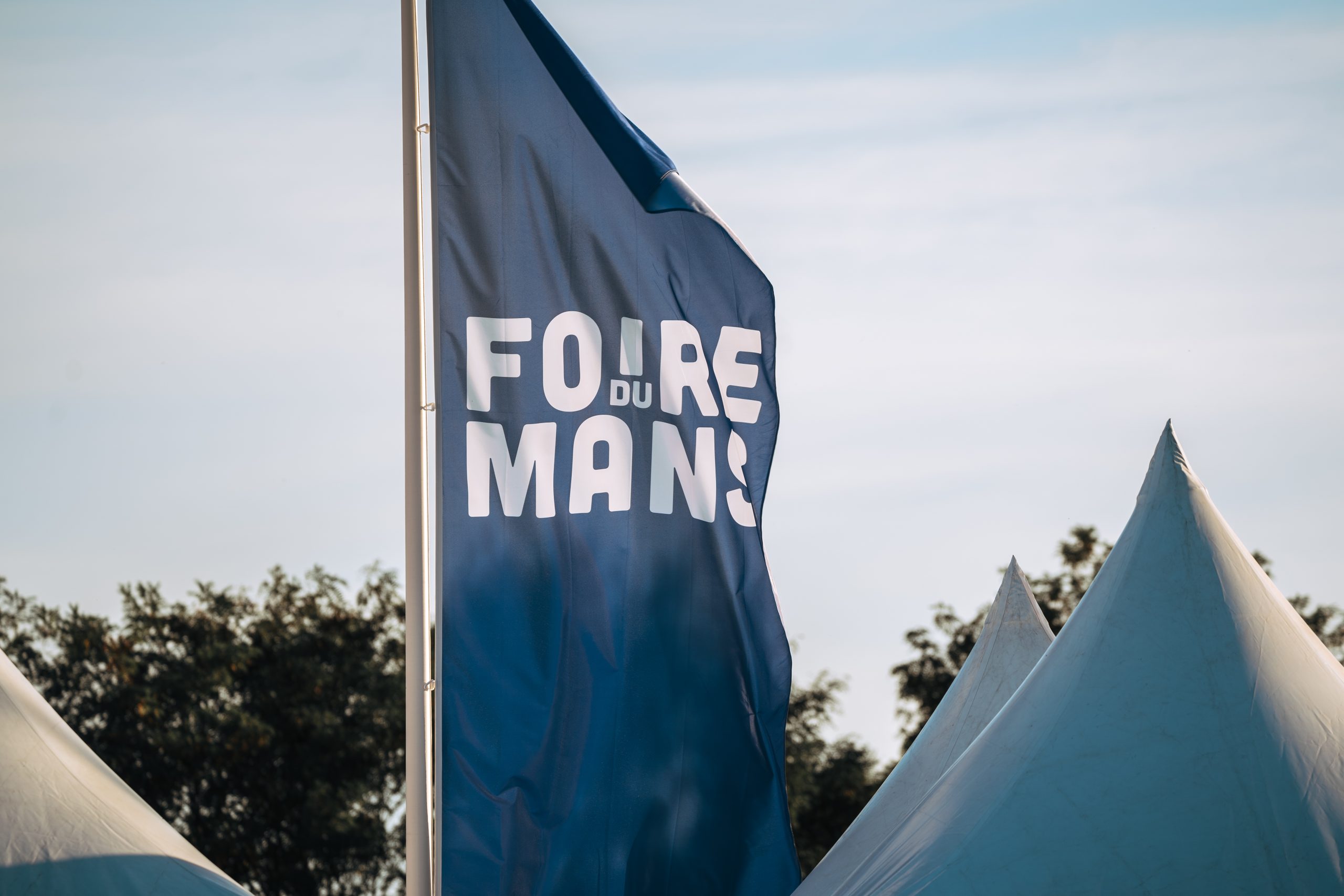 Drapeau de la foire du Mans Flottant avec des standes