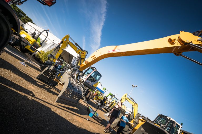 Chantier avec excavateurs en démonstration